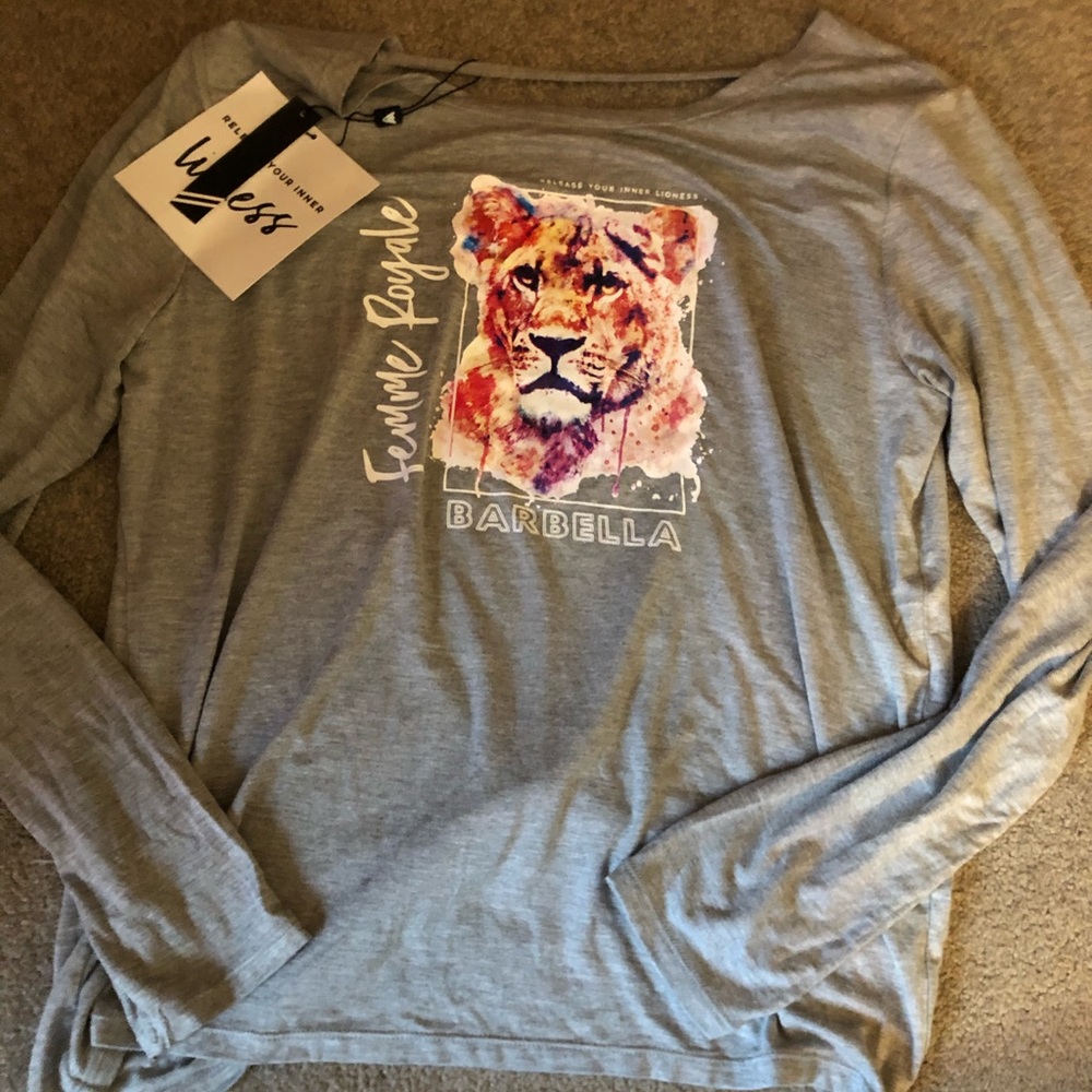 Femme royale medium lion long sleeves tee NWT